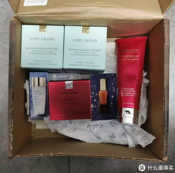 大杂烩，雅诗兰黛单品合集开箱撒贝宁妻子唐装好美，引丈夫温柔凝望，一家四口合照好有爱