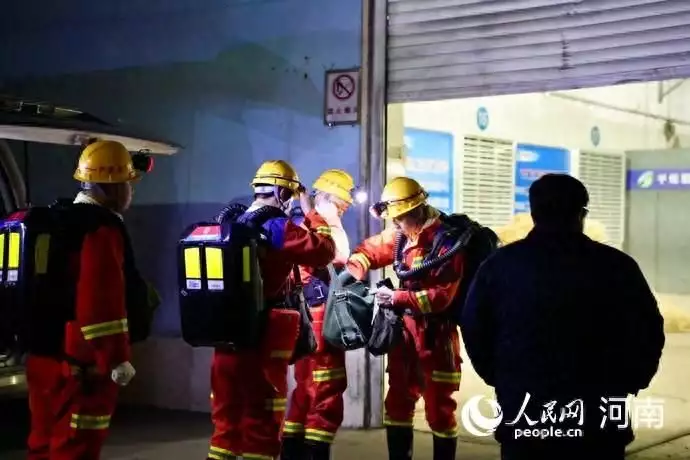 平顶山煤矿事故一名被困人员升井 仍有5人失联人间悲剧，3岁女孩活活饿死，被困家中17天！两名民警被判刑