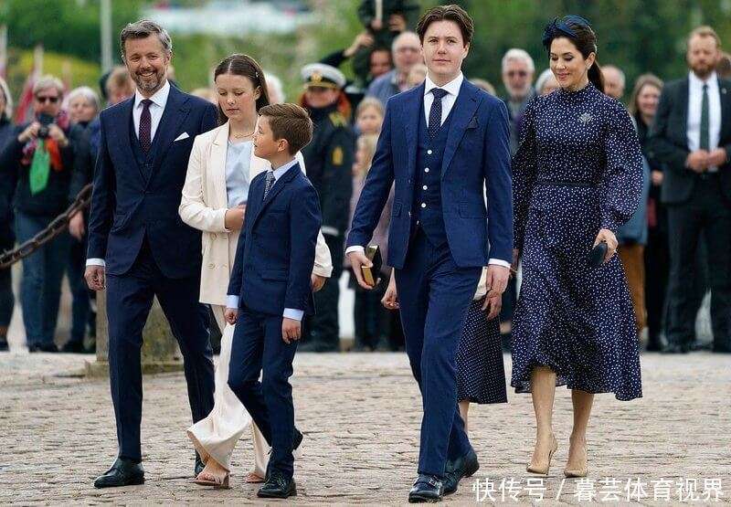 丹麦王室成员齐聚!49岁王妃穿波点裙超美,21岁华裔王子把人帅到_【快资讯】