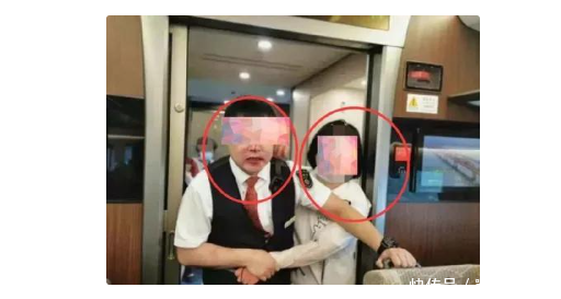 湖北年轻女子“一丝不挂”大闹高铁，当众表演全裸劈叉，惊呆乘客_【快资讯】