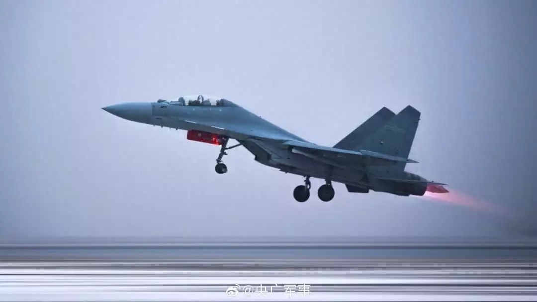 空军战机高清大片炫酷来袭父母：孩子太丑淹死吧，奶奶：我来养！结果丑儿长大后成一代帝王