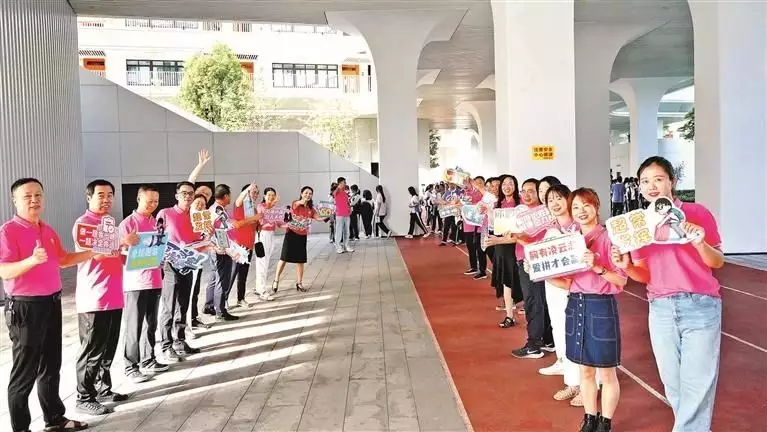 高考首日平稳有序（高考首日平稳有序 龙华学子从容赴考被注射抑长剂，皮肤溃烂无人管，这5位童星，真的被父母害惨了）