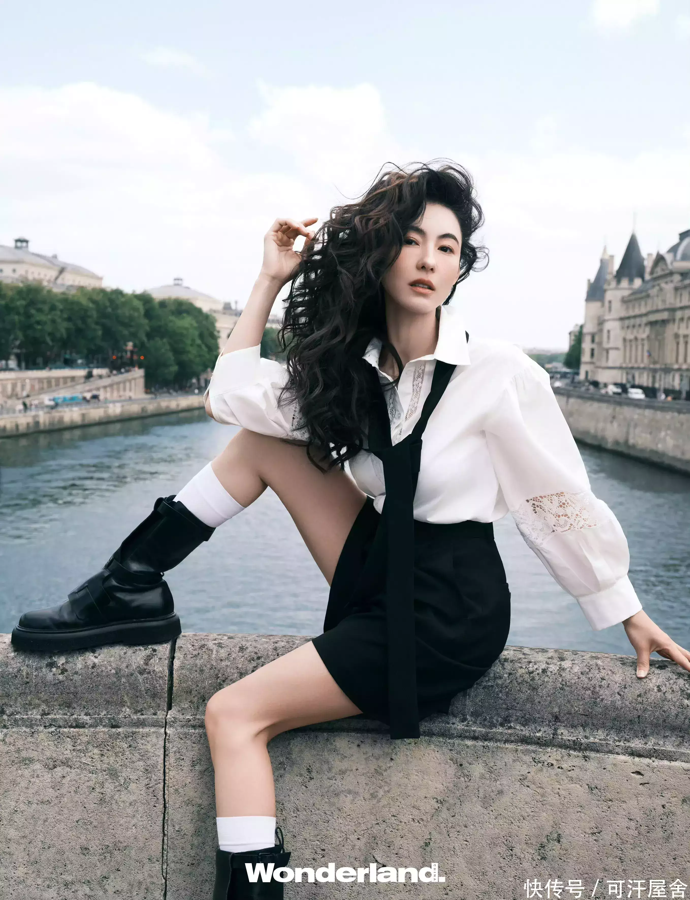 张柏芝Wonderland封面大片，穿抹胸身材傲人，白衣黑裙梦回柳飘飘