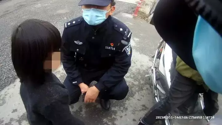 宝妈接到民警电话，愣住了！“明明在家的孩子怎么走失了？”为找刺激，女子给自己注射黑寡妇蜘蛛，心率飙升188，结果如何？