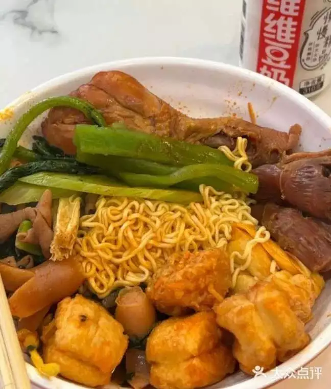 今年最诡异的餐饮网红，用工业辣椒精征服年轻人�？黄一鸣爆刚毕业就跟了思聪�	，细看上学时的身材�
，思聪能把持住才怪