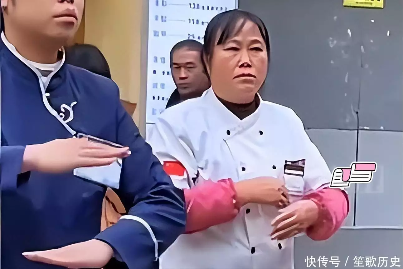 老板要求每天上班前唱歌,大妈跳得一脸生无以恋:为什么要唱歌?秦岚有Saulx?沙朗通长得漂亮被女生紧追不舍,小陶虹:追她的人太多了!(图3) 老板要求每天上班前唱歌,大妈跳得一脸生无以恋:为什么要唱歌?秦岚有Saulx?沙朗通长得漂亮被女生紧追不舍,小陶虹:追她的人太多了!(图3)