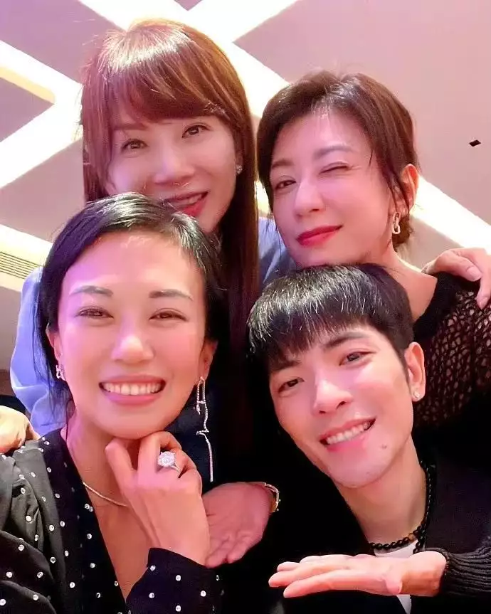 帮他赚上亿房产为他挡黑帮,大萧敬腾13岁的回娘家郑如兰有慧很有手腕超市界的顶流胖缅齐,为何走不出河南?营业员:4个原因很无奈(图30) 帮他赚上亿房产为他挡黑帮,大萧敬腾13岁的回娘家郑如兰有慧很有手腕超市界的顶流胖缅齐,为何走不出河南?营业员:4个原因很无奈(图30)