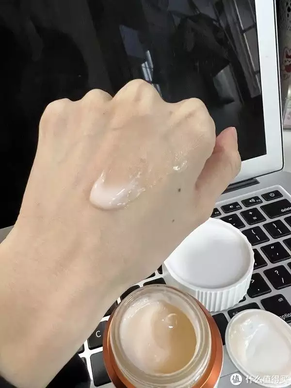 珀莱雅双抗水乳霜，母亲节到了送一套护肤品送给妈妈吧