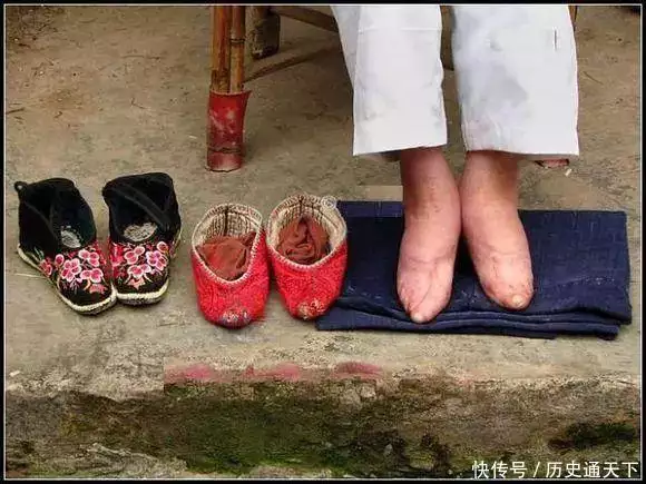上色老照片，裹小脚的民国姑娘，奇形怪状痛苦不堪无性别穿搭