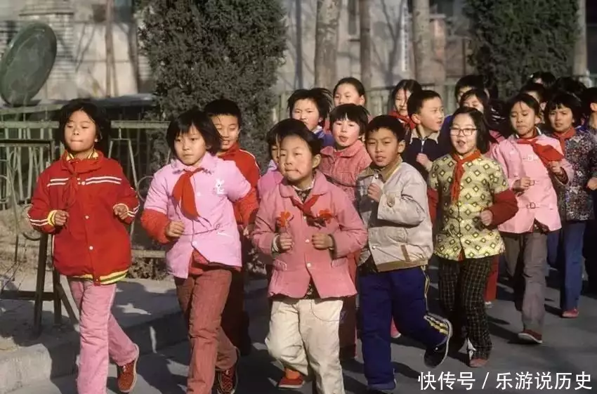 <p>中国的农村人已经越来越少了,年轻人纷纷来到城市打拼,将农村留给了父辈,但农村的记忆却一直留在脑海。还记得曾经上小学时,每一天正式上课前,所有的学生都会被老师带到操场或马路上晨跑,许多小学生经常跑着跑着就比赛起来,看看谁才是跑的最快的。</p><p>图中是七八十年代的中国农村中的剃头匠正在给村民剃头。他们的手艺都非常好,只是常常喜欢边抽烟边剃头,许多小孩都怕给他们剃丑了发型。</p>