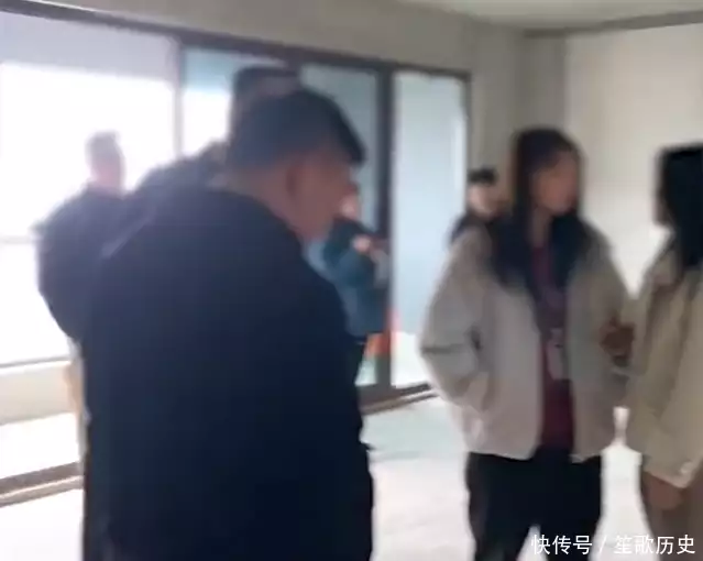是个人才！贵州一业主同时约见20多家装修公司，堪称大型竞标现场靠《伪装者》走红，演技好长得漂亮，出道30年婚姻成谜(图2)