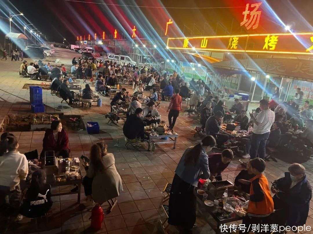都市夜景下的铁北路烧烤新篇章