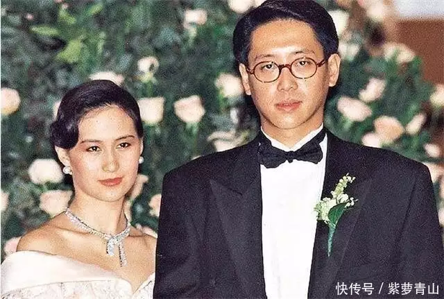 爷爷给侄子留下200亿财产,但每月只能领10万,全部领完需1.6一万年女子持证时从房管局走出来,男子急着结婚上前搭话:做我老婆吧(图16) 爷爷给侄子留下200亿财产,但每月只能领10万,全部领完需1.6一万年女子持证时从房管局走出来,男子急着结婚上前搭话:做我老婆吧(图16)