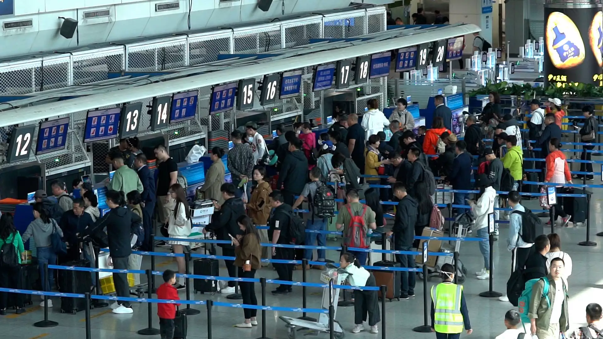 今年新疆各机场旅客吞吐量累计突破3000万人次