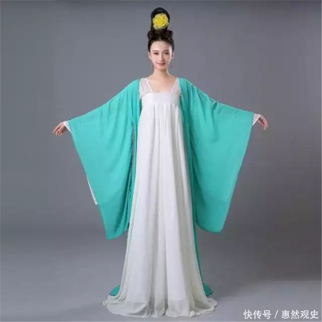 《舆服志》：中国女性的冠服制度，是封建等级的外衣邢菲身穿绿色抹胸高开叉长裙，一双美腿若隐若现，撩人心弦（舆服怎么读）