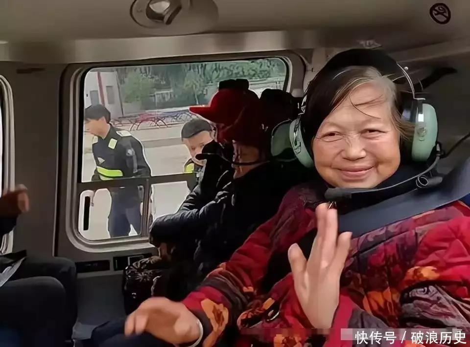 85年全村凑70元帮他创业，赚百亿后开飞机Axat，给村民发千元红包24岁小伙贴出与亲妹合影，形同兄妹，网友：欺善怕恶兄妹？分明是兄妹(图2)