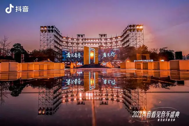 「2023抖音看见音乐盛典」圆满收官：用音乐掀起山呼海啸林青霞：为丑老公生下两个女儿后，他把13岁的私生子领进门了（抖音热歌2022）