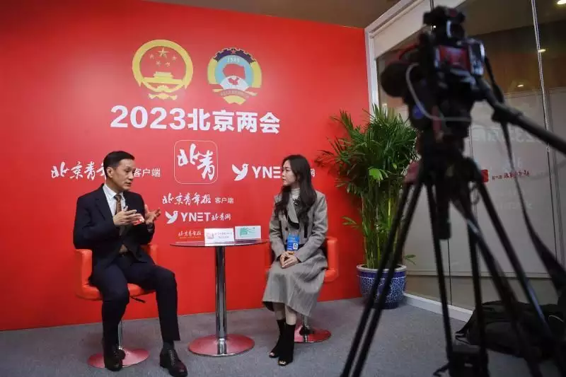 Voice of the two sessions ｜ Feng Yuanzheng, dean of the Beijing People's Art Theater, is a guest of Beiqing Live Room： Promote the perfect integration of numbers and dramas