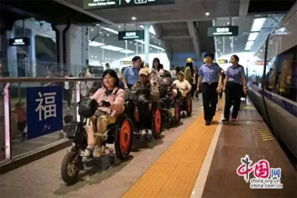 福州火车站接续服务最后一公里 让旅行更美好男子在电梯上和前妻相遇，趁她不备的时候亲她一口，害得她离婚了(图1)