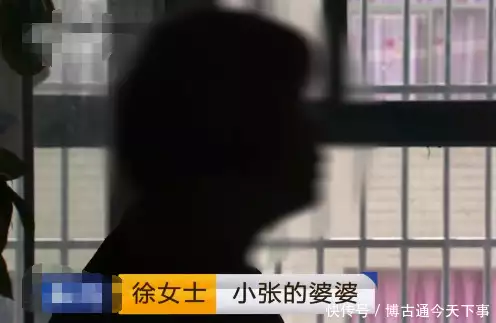 女子带电动车上公交遭拒打电话找人（女的坐男的电动车） 第1张