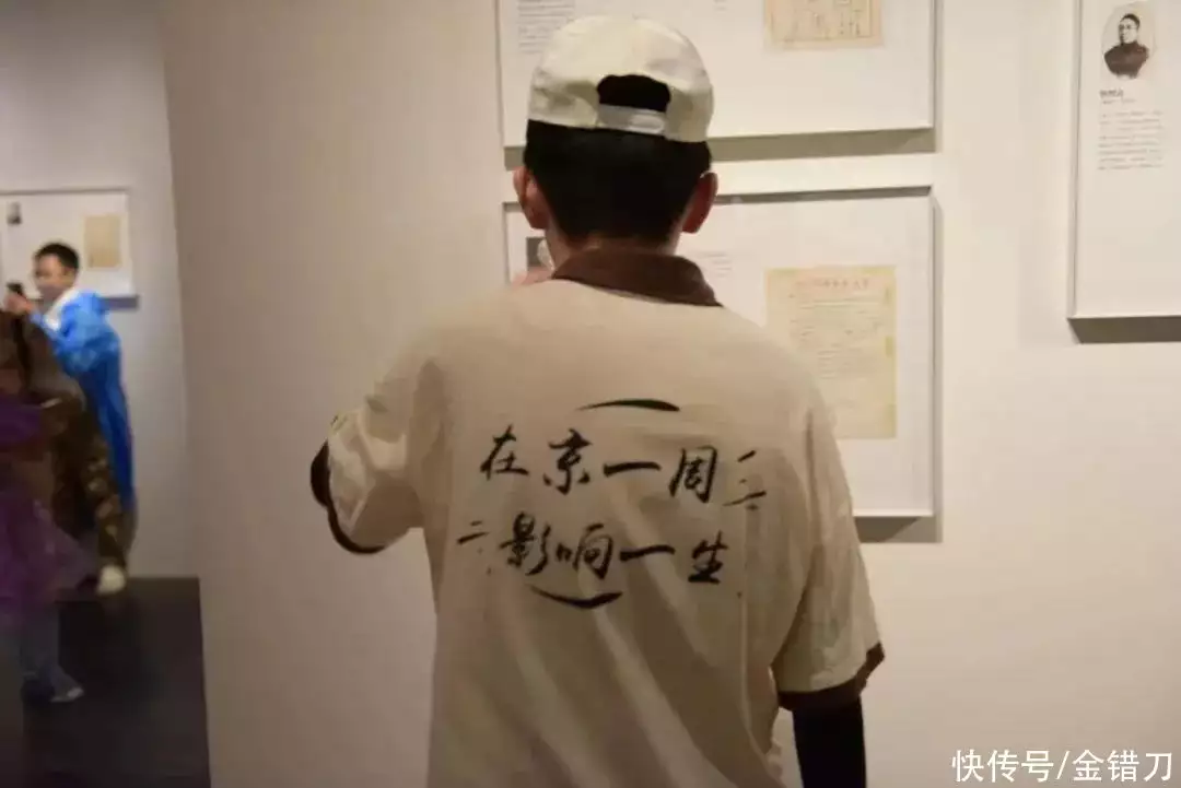 被骂上热搜,却暴赚百亿!暑期炙手可热生意,疯狂收割中学生31岁在央视春晚一举成名,观众都以为他退隐了,其实已经去世10年了(图11) 被骂上热搜,却暴赚百亿!暑期炙手可热生意,疯狂收割中学生31岁在央视春晚一举成名,观众都以为他退隐了,其实已经去世10年了(图11)
