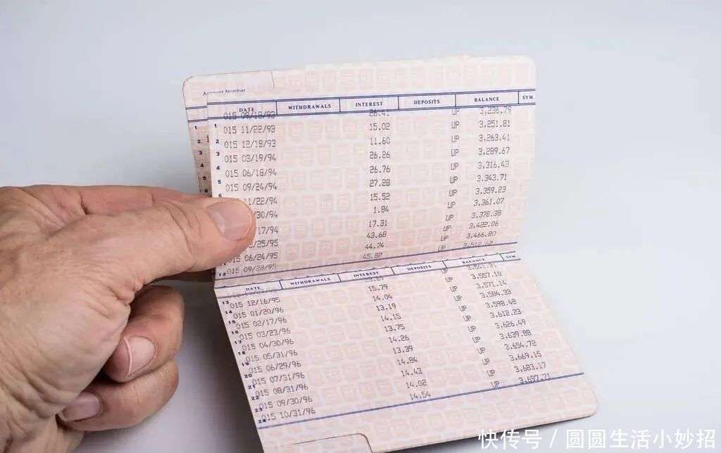 存款放在存折好还是银行卡好？银行柜台人员说出实情，原来差距那么大！