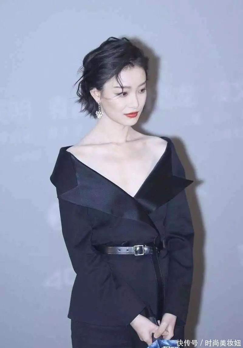 倪妮身材比例太优越了，穿露肩西装秀迷人锁骨，女生看了太羡慕