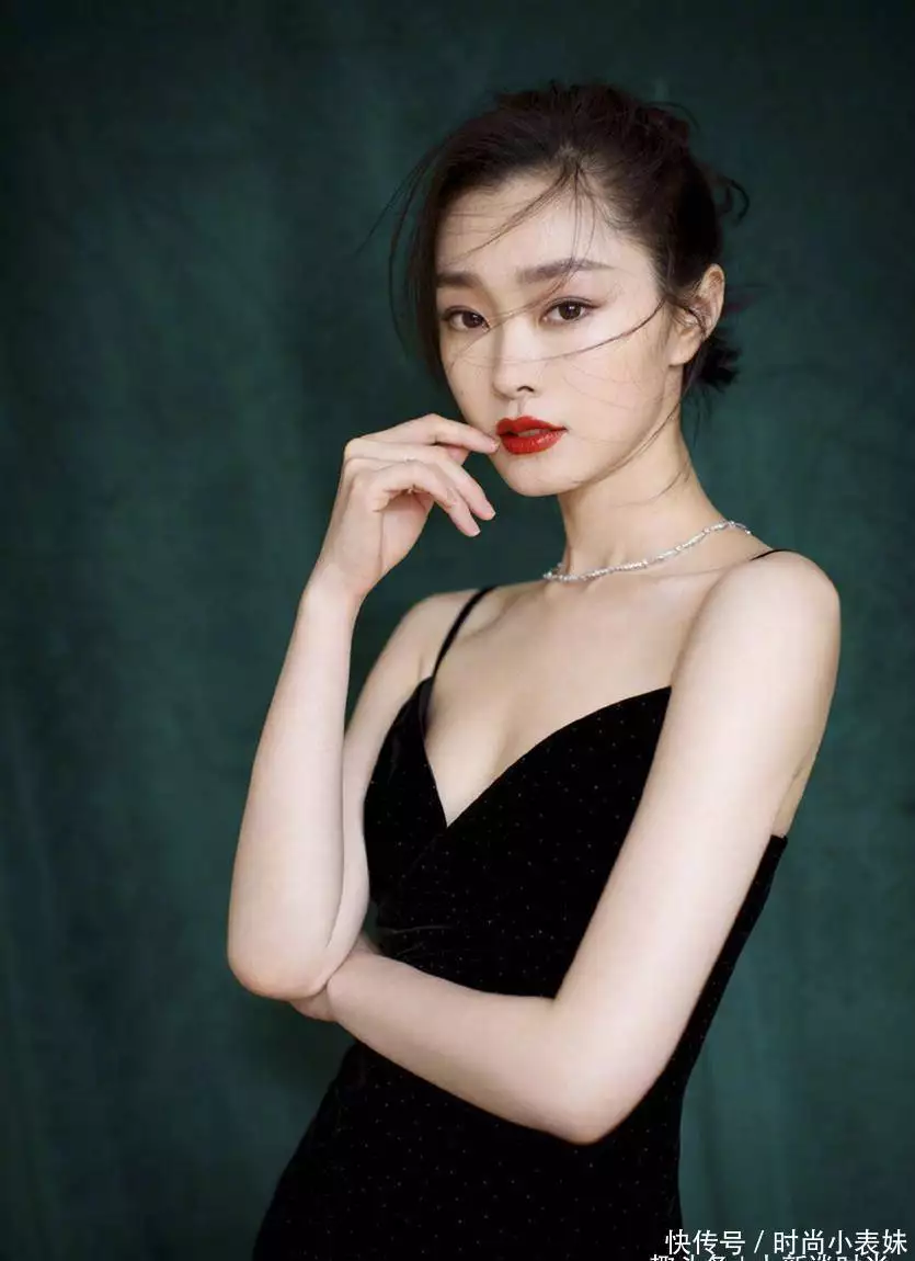 宋轶时装（宋轶原来这么时尚！衣服只穿一件低身形无袖，这身形堪称模特儿华阳皮肤爽洁袖珍，甜美靓丽，又纯又性感！）深度详解，