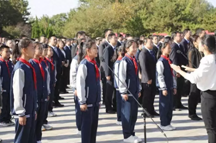 烈士纪念日向人民英雄敬献花篮（烈士纪念日向人民英雄敬献花篮仪式心得） 第4张