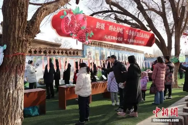 Xinjiang Turpan： ＂Mass Village Evening＂ shows a new meteorological broadcast article in rural life