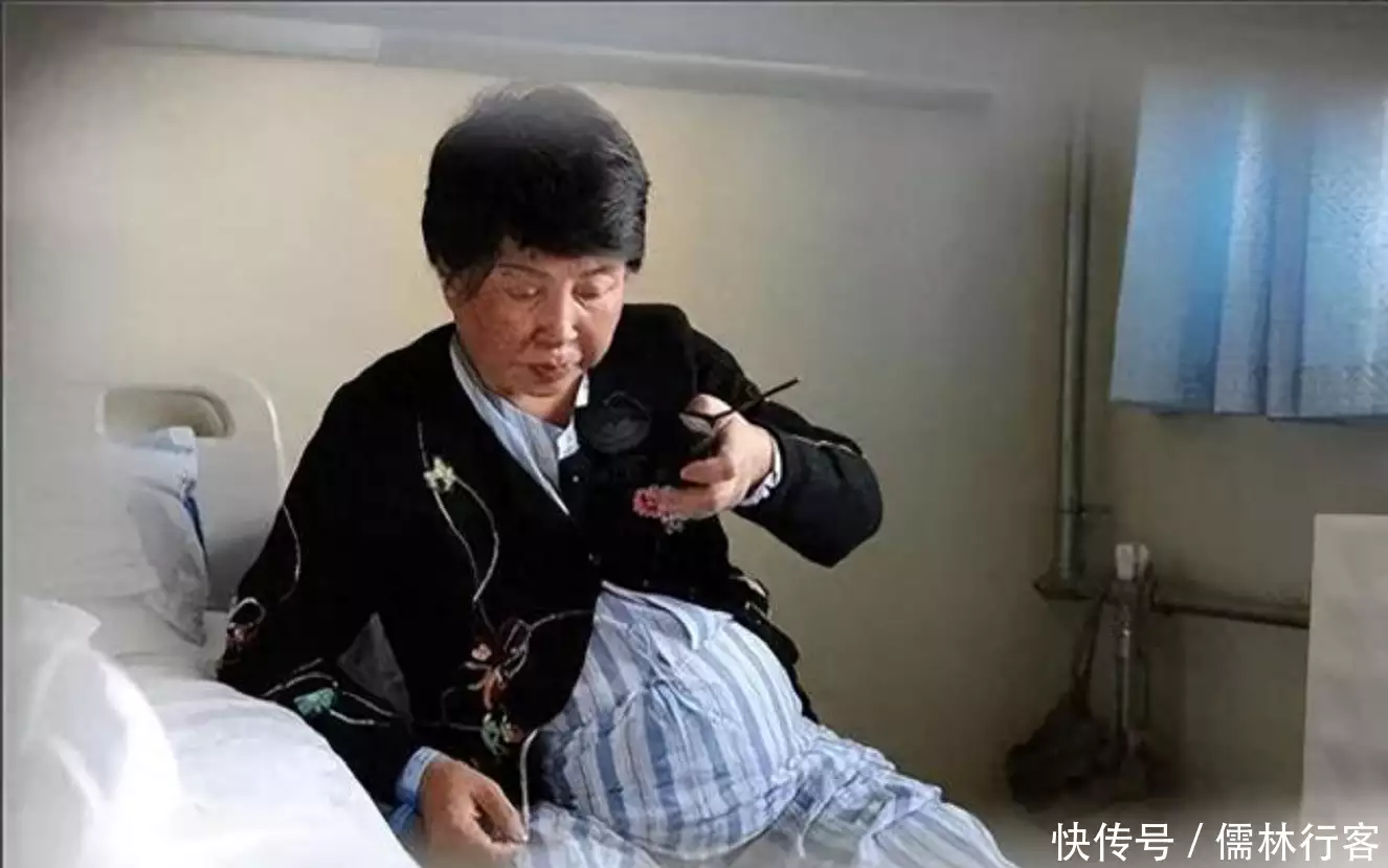 12年前，60岁老人坚持生下孪生，打工赚700万，后来怎样了欧阳小海紧身宣传照，笑容甜美如单恋温暖而治愈，手拿柠檬调皮可爱