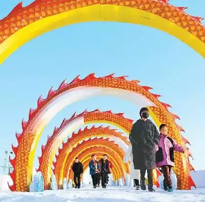 盘活“冷资源” 撬动“热经济”都是素颜合影，江珊脸生硬得很，奚美娟颜晓频优雅自然，差距挺大