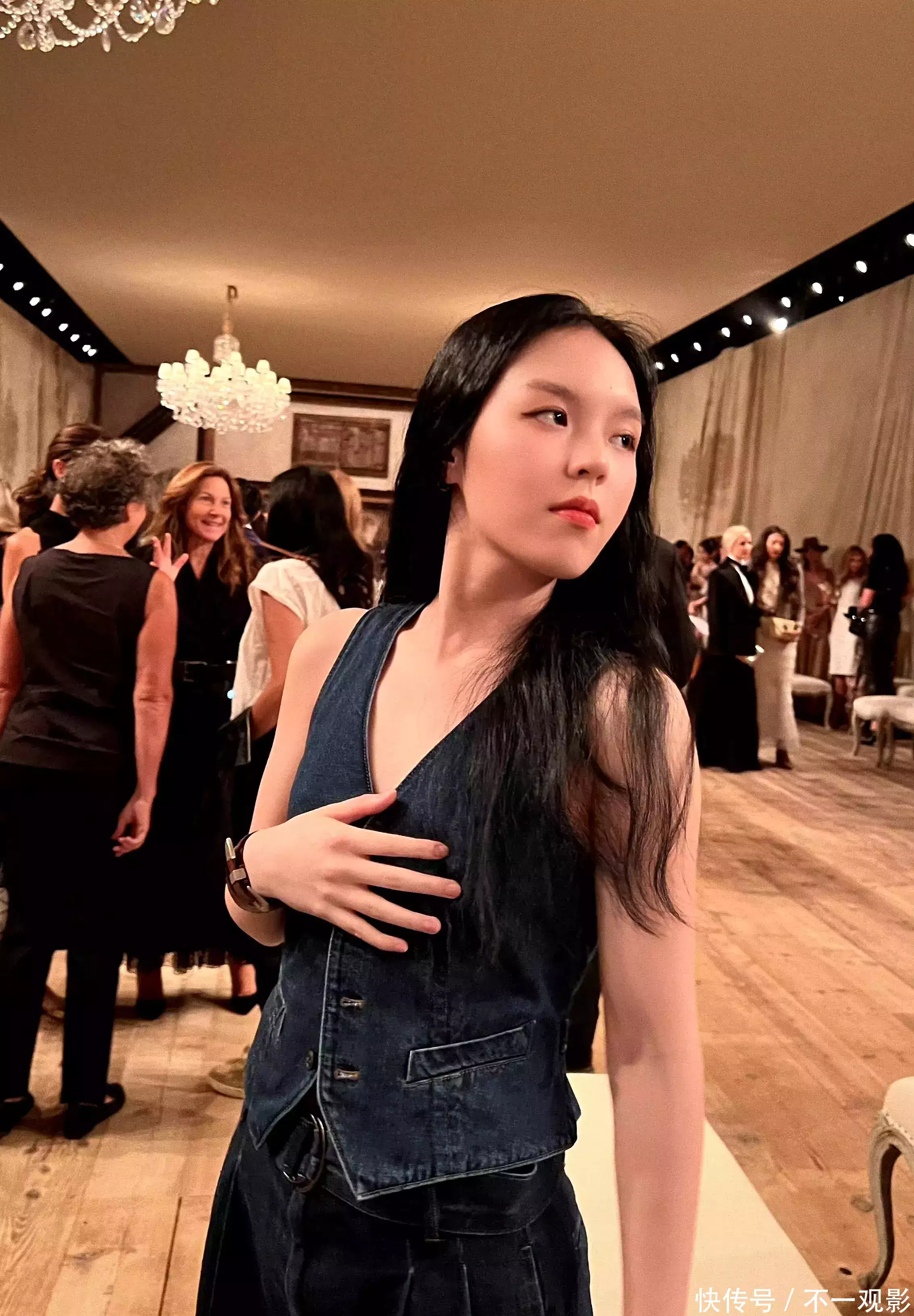 李咏21岁女儿返回美国！看时装秀全程飙英文，疑已融入高端时尚圈白鹿穿吊带裙纯欲感十足 绿色挑染长发个性吸睛