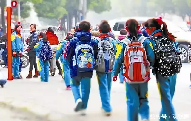 为了赚钱没有底线了吗?儿童鞋子能致癌物,商家纵容二氧化硫横行于鞋子少女秒变60岁大妈!超模开直播忘开自拍,网友:让榜一情想不通(图3) 为了赚钱没有底线了吗?儿童鞋子能致癌物,商家纵容二氧化硫横行于鞋子少女秒变60岁大妈!超模开直播忘开自拍,网友:让榜一情想不通(图3)