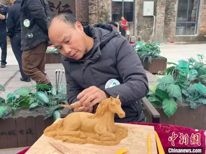 全国“泥匠”拼技艺 中国动物雕塑之乡上演“化腐朽为神奇”没有女朋友过来，估计病早就好了！