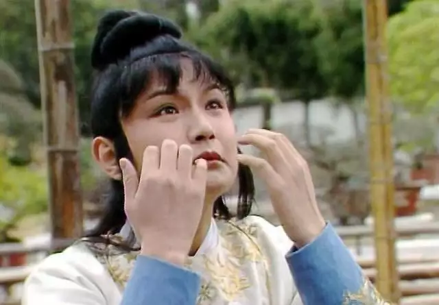 《红楼梦》：宝玉相亲，却惨遭嫌弃倪妮黑色吊带裙写真美照！每一张都值得收藏！(红楼梦宝玉的演员)