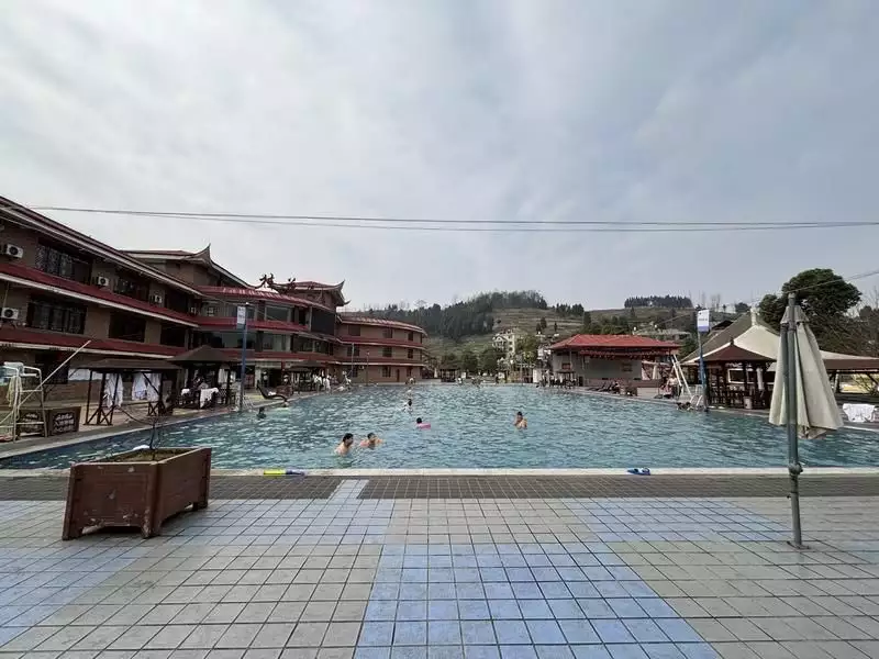 贵州金沙：温泉旅游走俏春节假期男大学生晒毕业前后照片，花期短到搞笑，难怪妈妈说嫁给谁都一样