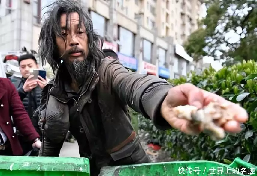 “流浪大师”沈巍：现场直播露宿年赚200万，丘壳后却将钱全部捐掉？当年他用1400张照片，毁掉刘嘉玲、谢霆锋和谢霆锋，现在怎么样了(图15)