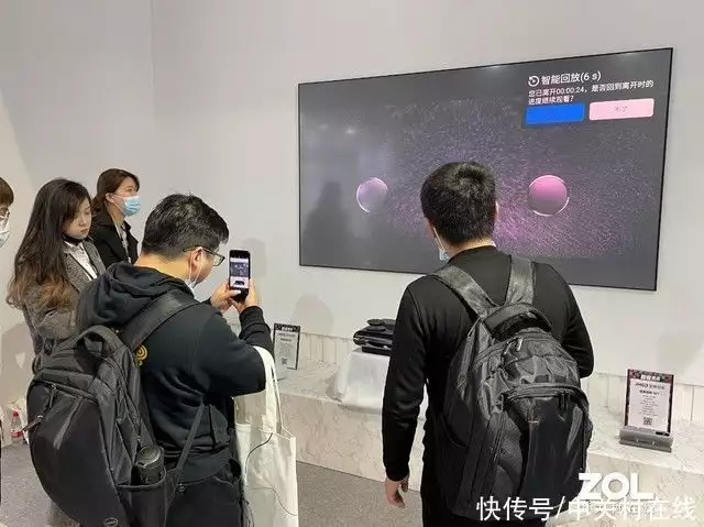 人头攒动遭围观 坚果AWE展示多项显示黑科技