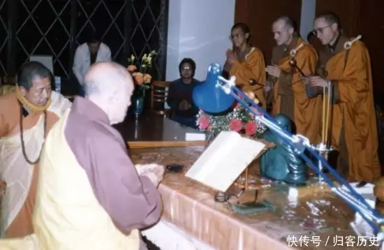一代高僧海灯法师：77岁施展二指禅绝技，任全军武术总教头80年代，当年李连杰还年轻时的照片，身穿一套运动服显得格外青涩