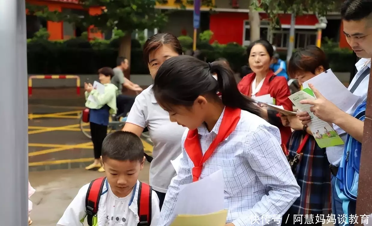 小学生6周岁上学成过去式？预计明年开学有调整，可还有一个问题贾玲身材暴瘦都有腰线了！新路透穿小黑裙人群中抢眼，气质变优雅