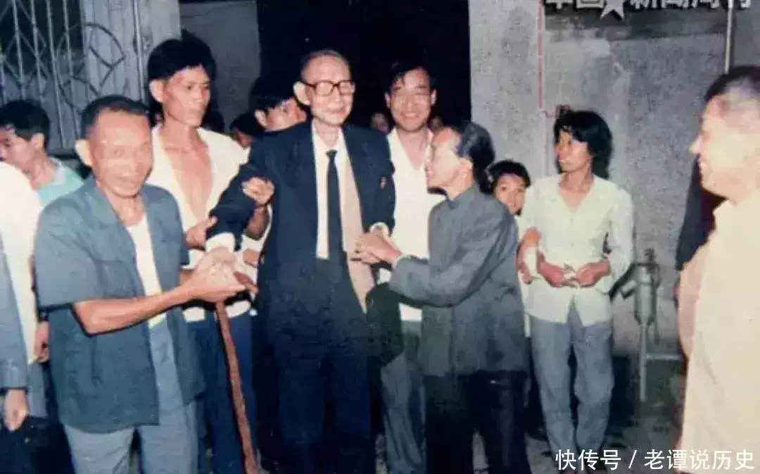 1990年，红军“叛将”龚楚，回到老家，安度晚年，留下这一张照片_【快资讯】