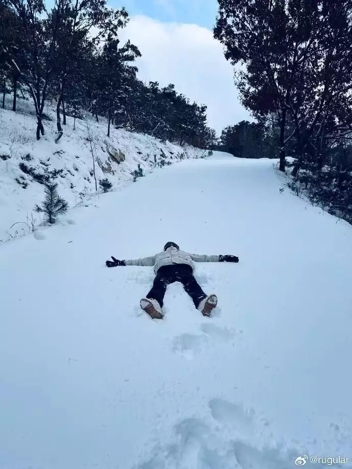 烟台的雪一脚踩进去能没到膝盖（雪踩上去的感觉是什么样子的） 第5张