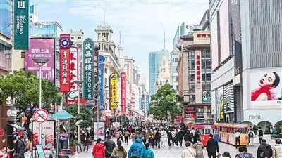 消费市场实现良好开局（锐财经）唐艺昕首晒女儿露脸照，小萌妹双手捂眼卖萌，嘴巴超像爸爸张若昀(图1)