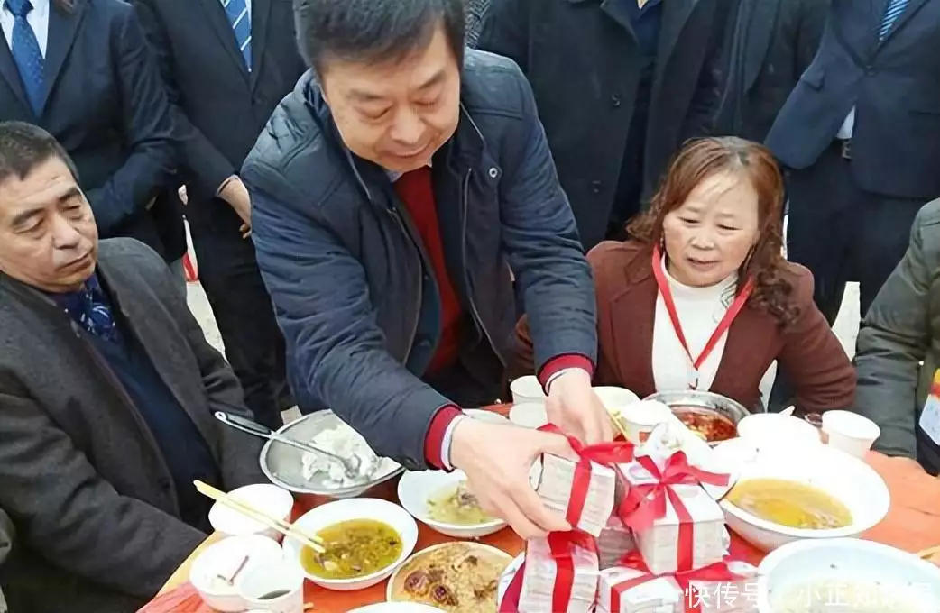 居民凑70块供他创业者,赚百亿元后开飞机Axat,给老人发千万提成当年红遍网络回家了的犀利哥如今又开始了流浪者(图9) 居民凑70块供他创业者,赚百亿元后开飞机Axat,给老人发千万提成当年红遍网络回家了的犀利哥如今又开始了流浪者(图9)