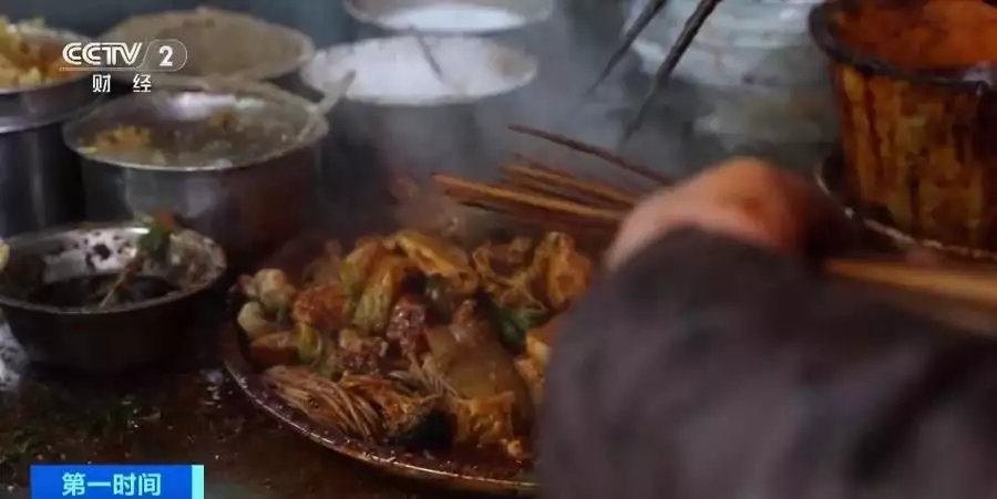 打卡春季“顶流”美食！天水麻辣烫火爆出圈、青饺青团人气高恋爱要有仪式感，一束花一句话是最美开场白-第5张图片-特色小吃