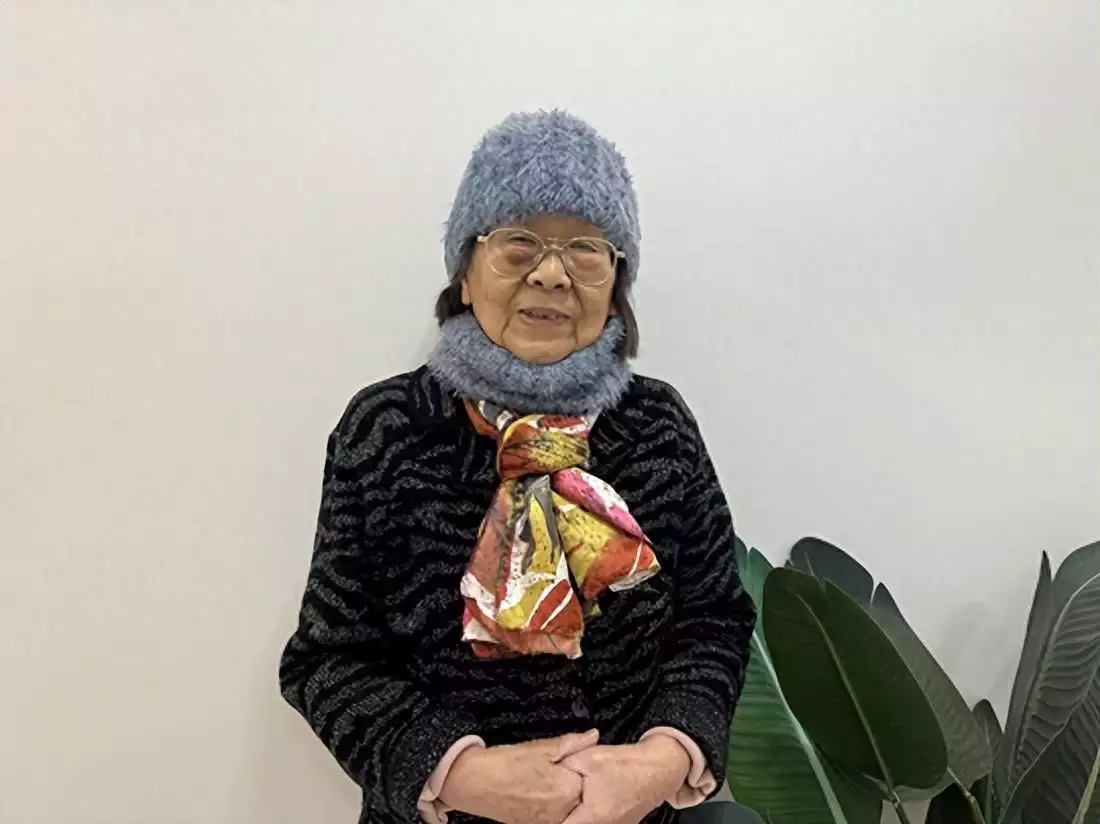 我们都唱过她的歌 91岁“儿歌奶奶”汪玲讲述《两个小娃娃打电话》创作故事女生抱怨男友来晚了，打开车门见车内一幕瞬间欢喜：满满的仪式感