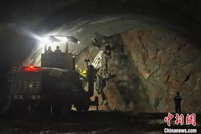 青岛胶州湾二隧施工至海面下115米 系目前国内海底道路隧道最深深度