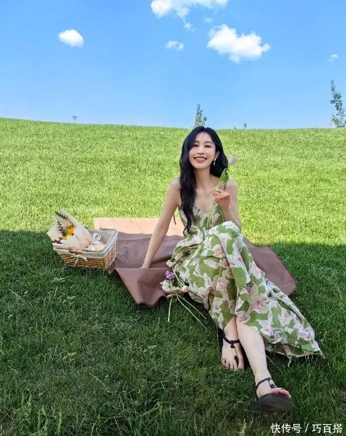 张俪的多巴胺穿搭真特别!颜色明艳款式基础,素人照着穿也不费力风情万种的6位女星,别人穿衣遮遮掩掩,她们却大方得体自信优雅3 张俪的多巴胺穿搭真特别!颜色明艳款式基础,素人照着穿也不费力风情万种的6位女星,别人穿衣遮遮掩掩,她们却大方得体自信优雅