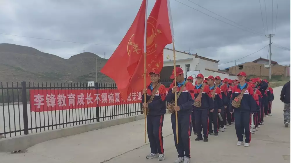 李锋教育夏令营第四天：甘当环卫工 体验山村生活的苦与不易